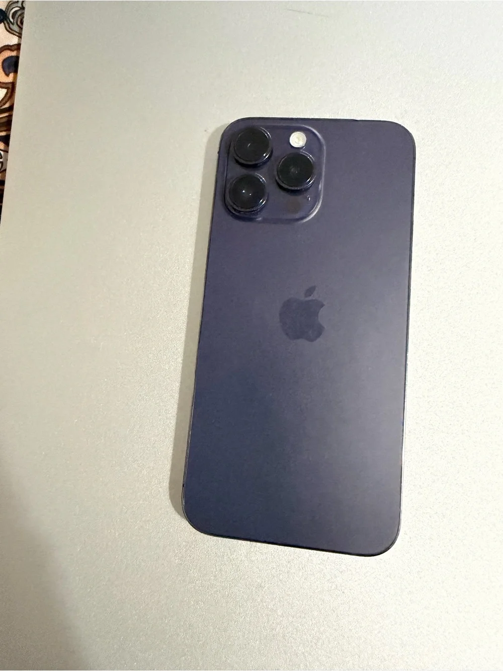 Apple contrast front